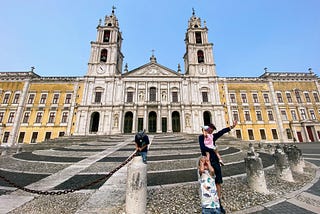 Family “posing” in front of Mafra Palace. Photo by Gabriela Trofin-Tatár